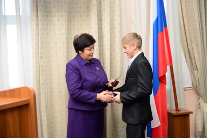 Ирина Синцова приняла участие в приуроченной ко Дню Конституции РФ церемонии вручения паспортов 